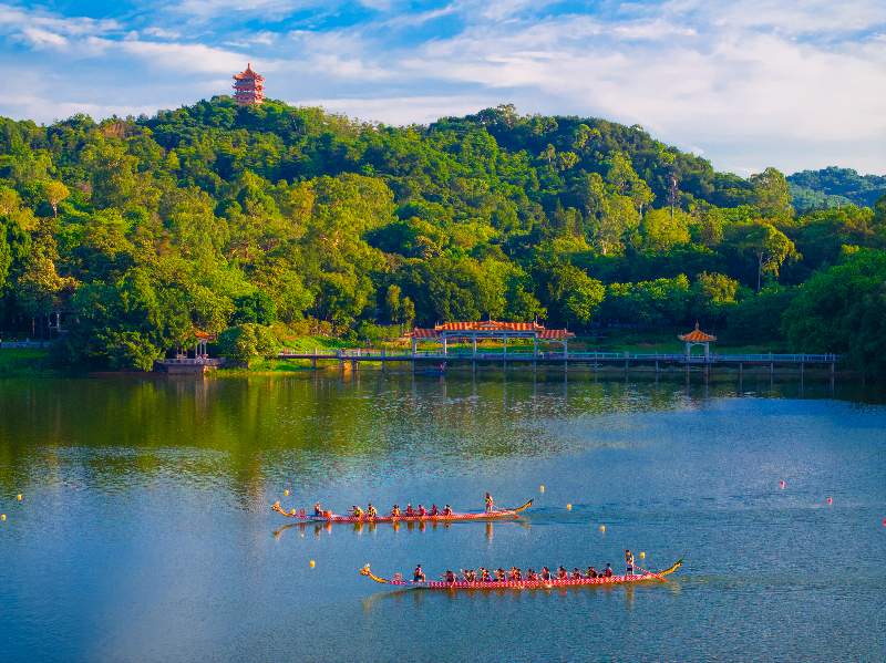 《麓湖泛舟》广州市麓湖公园（2023年7月14日莫少卫摄）.jpg