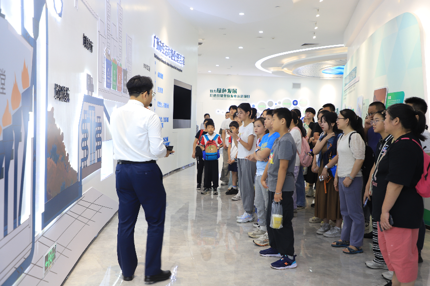 “美丽广州‘艺’启全运”生态环保艺术共创采风启幕<br/>市民探秘绿色低碳“黑科技”