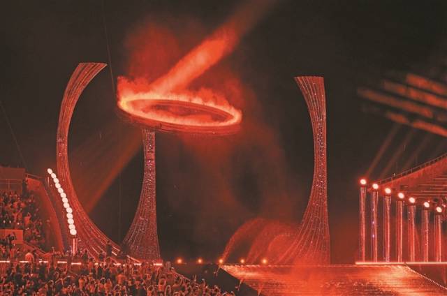 十五运会主火炬被点燃。受访者 供图