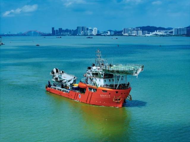 “海洋地质二号”科考船搭载“海马”号深海遥控潜水器在南海北部进行“源火”采集。受访者 供图