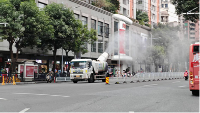 洒水车实施保湿作业，锁住扬尘