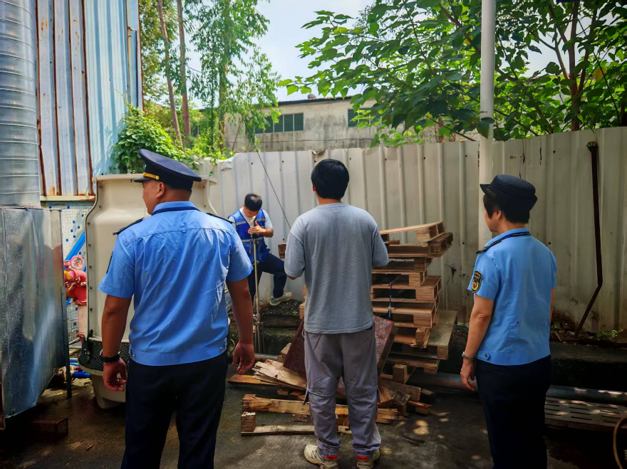 照片1（（20251222政务信息）执法有力度 服务有温度）.jpg