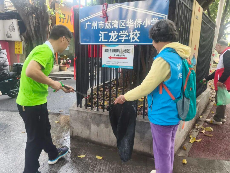 志愿者清洁驷马涌碧道 (2).jpg